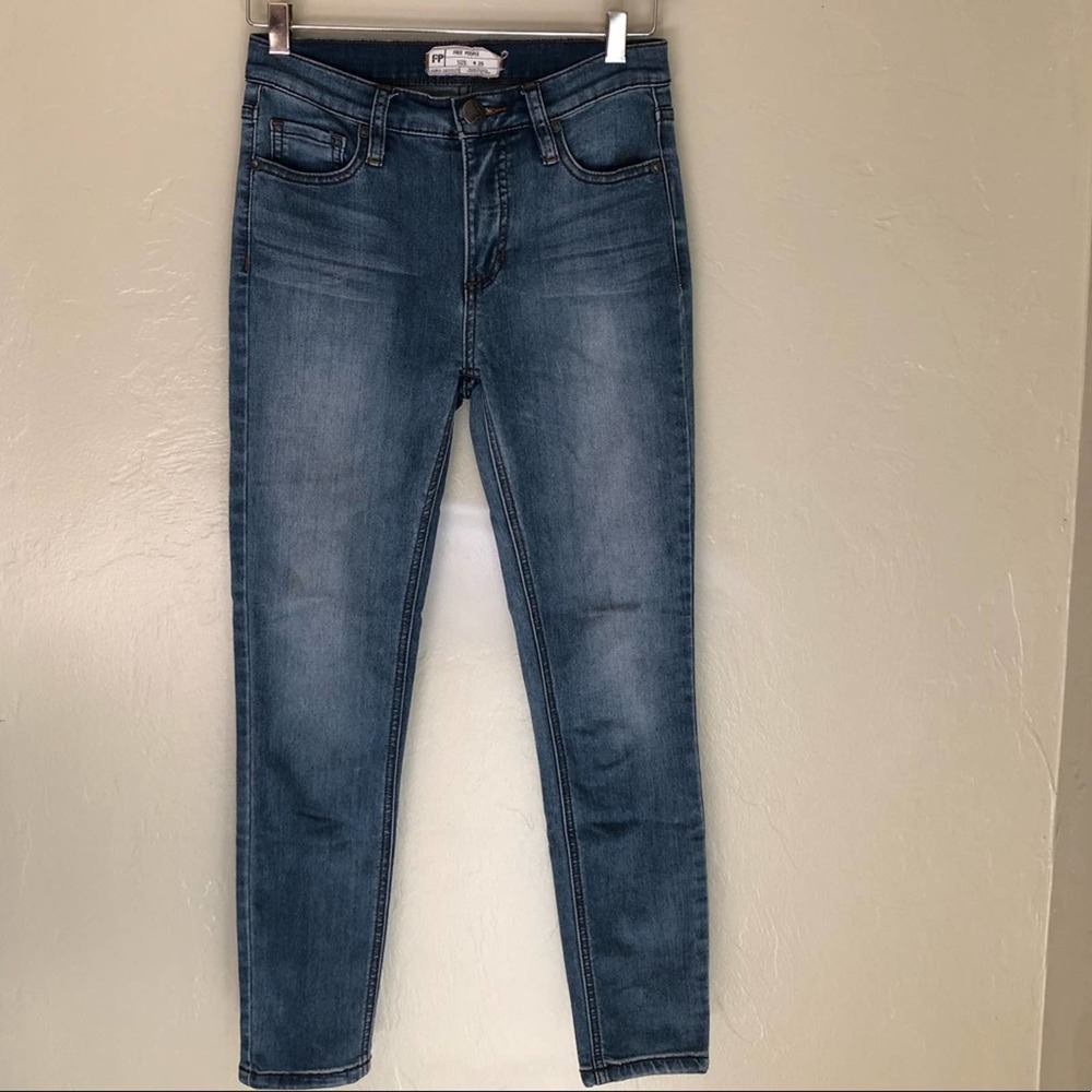 FREE PEOPLE Women's Medium Wash Straight Leg Simple Staple Skinny Jeans sz 25